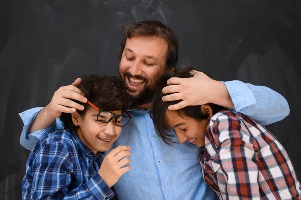 Glücklicher Vater umarmt Söhne unvergessliche Momente der Familienfreude in gemischter Rasse nahöstliche arabische Familie — Stockfoto