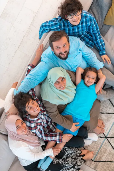 一个阿拉伯家庭坐在一座现代化的大房子的客厅里的头像。有选择的焦点 — 图库照片