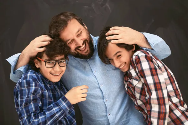 Glücklicher Vater umarmt Söhne unvergessliche Momente der Familienfreude in gemischter Rasse nahöstliche arabische Familie — Stockfoto