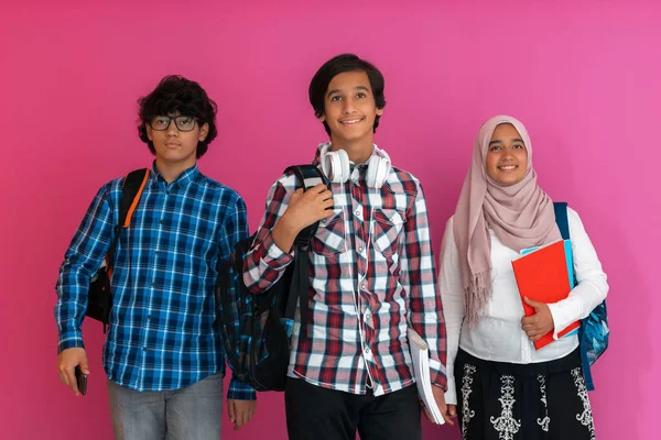 一群阿拉伯青少年，一个走向未来并返回学校的学生团队，提出了粉红背景的概念。为青年人提供成功教育的概念。有选择的重点 — 图库照片