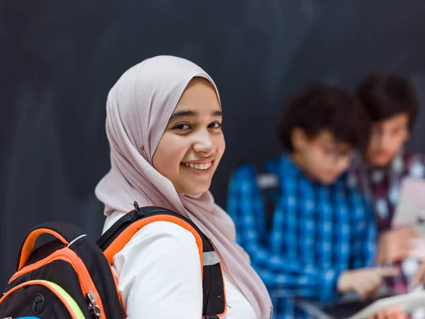 Gli adolescenti arabi moderni usano smartphone, tablet e latpop per studiare durante le lezioni online a causa della pandemia del virus della corona — Foto Stock