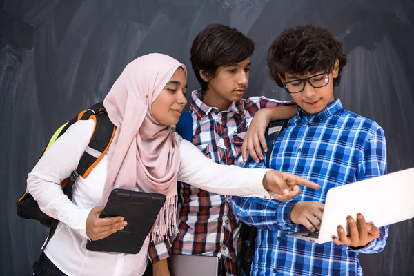 Arap gençlik takımı, öğrenci grubu dizüstü bilgisayar ve tablet bilgisayar online sınıf eğitimi kavramında birlikte çalışıyor — Stok fotoğraf