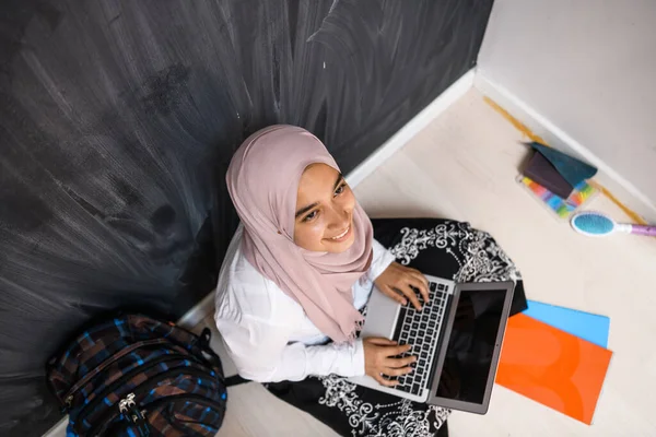 Arabische Studentin arbeitet von zu Hause aus am Laptop — Stockfoto