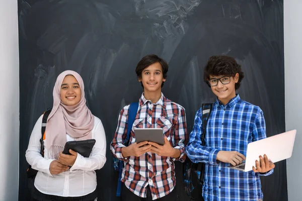 Arabisch tieners team, studenten groep werken samen op laptop en tablet computer online klaslokaal onderwijs concept — Stockfoto