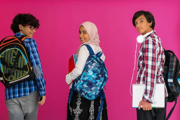 En grupp arabiska tonåringar, ett studentteam som går framåt in i framtiden och tillbaka till skolan konceptet med en rosa bakgrund. Begreppet framgångsrik utbildning för ungdomar. Selektiv inriktning — Stockfoto