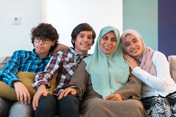 Retrato familiar de Oriente Medio madre soltera con adolescentes en casa en la sala de estar. Enfoque selectivo —  Fotos de Stock