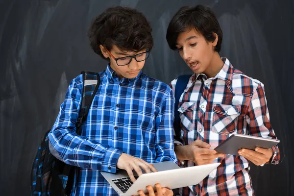 Équipe d'adolescents arabes, groupe d'étudiants travaillant ensemble sur ordinateur portable et tablette concept d'éducation en classe en ligne — Photo
