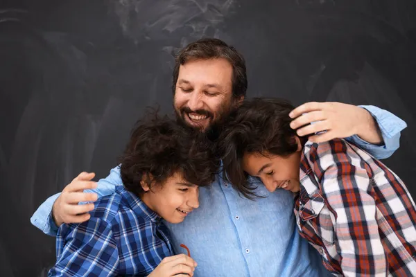 Gelukkig vader knuffelen zonen onvergetelijke momenten van familie vreugde in gemengde ras midden oosten Arabisch familie — Stockfoto
