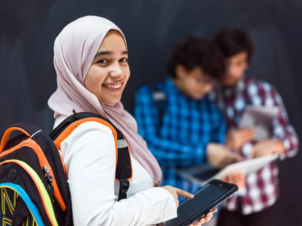 Moderne arabische tieners gebruiken smartphone, tablet en latpop om te studeren tijdens online klassen als gevolg van corona virus pandemie — Stockfoto
