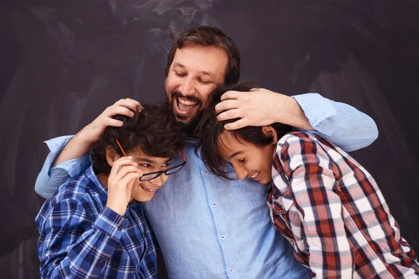 Mutlu baba oğullarına sarılıyor. Orta Doğu Arap ailesinde unutulmaz aile sevinci anları. — Stok fotoğraf