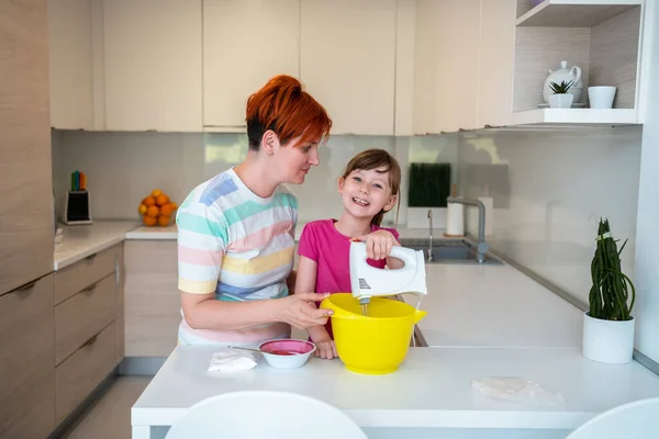 Divertente aiutante bambina che gioca con la pasta sulle mani imparando ad impastare aiuta la mamma adulta in cucina, felice figlia bambino carino e mamma genitore divertirsi biscotti di cucina. — Foto Stock