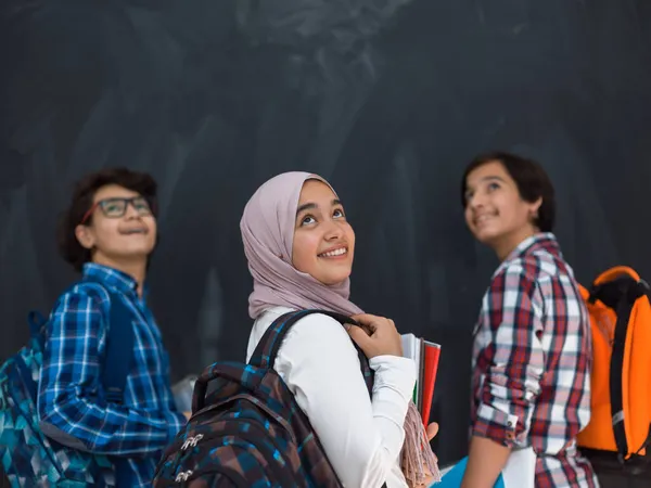 Arabische Teenager-Team, Studentengruppe arbeiten zusammen an Laptop und Tablet-Computer Online-Unterrichtskonzept. Selektiver Fokus — Stockfoto