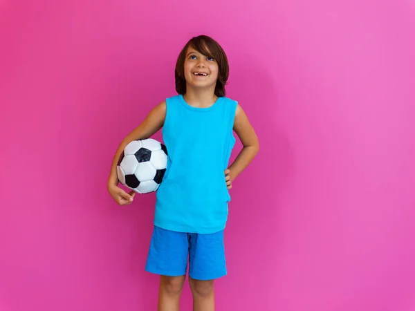 Retrato de niño árabe joven con pelota de fútbol aislado sobre fondo rosa y espacio de copia — Foto de Stock