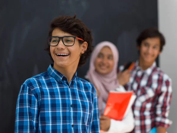 Arap gençlik takımı, öğrenciler dizüstü bilgisayar ve tablet bilgisayar online sınıf eğitimi konsepti üzerinde birlikte çalışıyorlar. Seçici odak — Stok fotoğraf