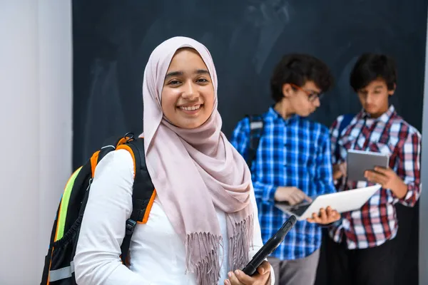 Equipo de adolescentes árabes, grupo de estudiantes que trabajan juntos en el concepto de educación en el aula en línea para computadoras portátiles y tabletas — Foto de Stock