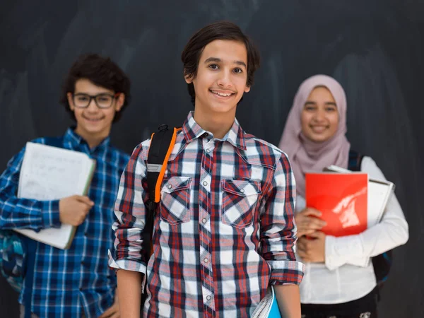 Арабская команда подростков, студенческая группа, работающая вместе над концепцией обучения на ноутбуках и планшетных компьютерах онлайн. Селективный фокус — стоковое фото