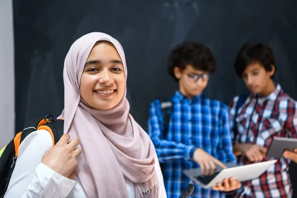 Equipo de adolescentes árabes, grupo de estudiantes que trabajan juntos en el concepto de educación en el aula en línea para computadoras portátiles y tabletas — Foto de Stock