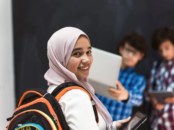 Adolescentes árabes modernos usan teléfonos inteligentes, tabletas y latpop para estudiar durante las clases en línea debido a la pandemia del virus corona — Foto de Stock