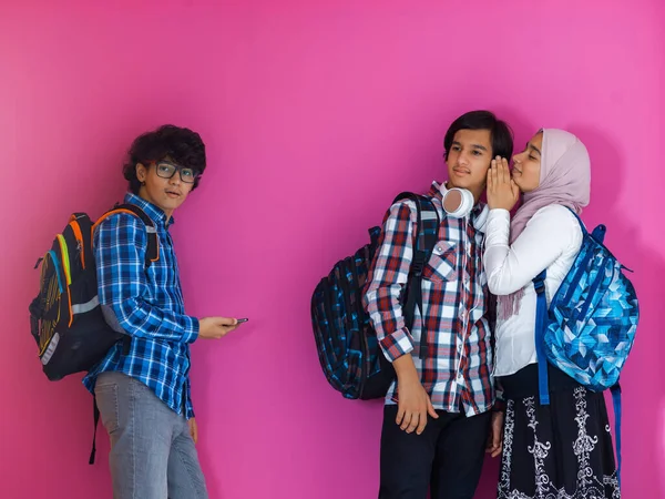 Eine Gruppe arabischer Teenager, ein Studententeam, das in die Zukunft und zurück in die Schule geht, das Konzept eines rosafarbenen Hintergrunds. Das Konzept erfolgreicher Bildung für junge Menschen. Selektiver Fokus — Stockfoto