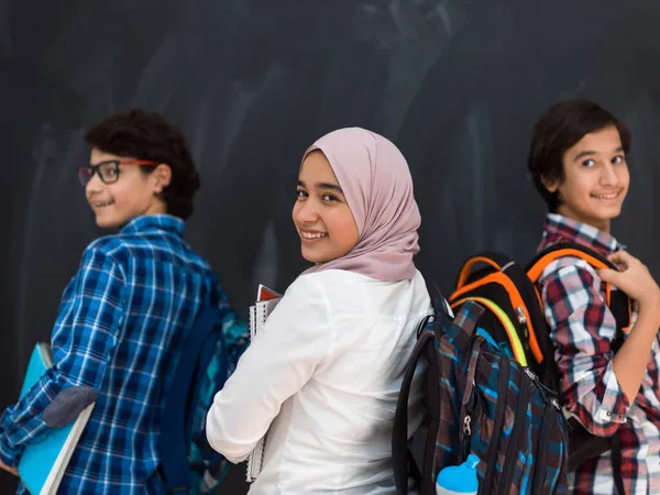 Arabiska tonåringar team, studenter grupp som arbetar tillsammans på bärbar dator och surfplatta dator online klassrum utbildning koncept. Selektiv inriktning — Stockfoto