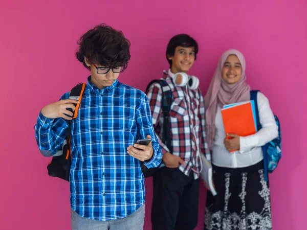 Grupa arabskich nastolatków, studencka drużyna idąca w przyszłość i wracająca do szkoły, koncepcja różowego tła. Koncepcja udanej edukacji dla młodzieży. Skupienie selektywne — Zdjęcie stockowe