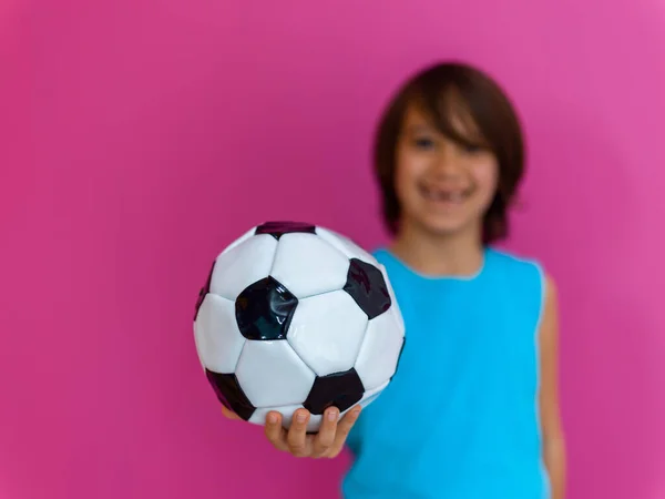 Retrato de niño árabe joven con pelota de fútbol aislado sobre fondo rosa y espacio de copia — Foto de Stock