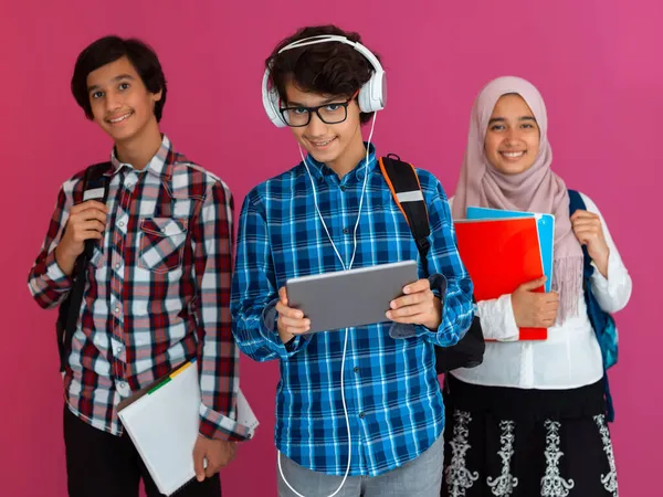 Adolescentes árabes modernos usam smartphone, tablet e latpop para estudar durante as aulas on-line devido à pandemia do vírus corona — Fotografia de Stock