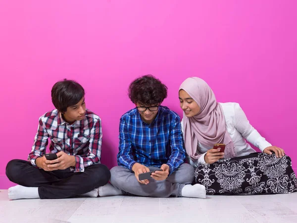 Arabische Teenagergruppe nutzt Smartphones zur Vernetzung in sozialen Medien und zum Austausch von Informationen für die Online-Bildung — Stockfoto