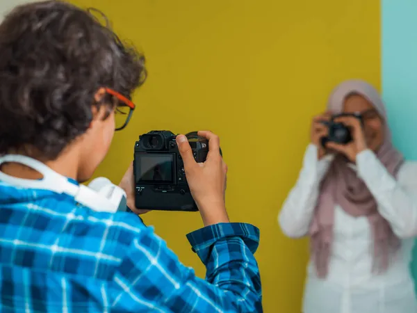 Фотография молодого арабского подростка, веселящегося с камерой. Селективный фокус — стоковое фото