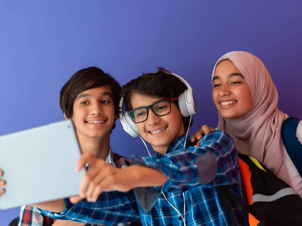 Сучасні арабські підлітки використовують смартфон, планшет і latpop для вивчення під час онлайн-класів через пандемію коронавірусу — стокове фото