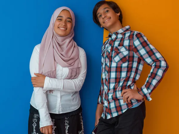 Porträtt av kvinnliga arabiska tonåring bär modern urban student look — Stockfoto
