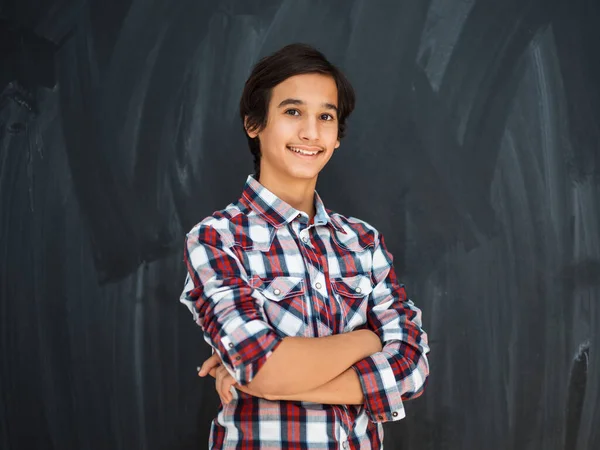 学校の黒板の前に立つアラブの若者の肖像画です — ストック写真