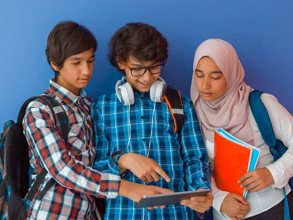 Les adolescents arabes modernes utilisent un smartphone, une tablette et une latpop pour étudier pendant les cours en ligne en raison d'une pandémie de virus corona — Photo