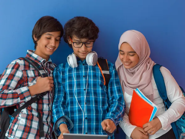 Современные арабские подростки используют смартфон, планшет и латпоп для изучения во время онлайн-занятий из-за пандемии коронного вируса — стоковое фото