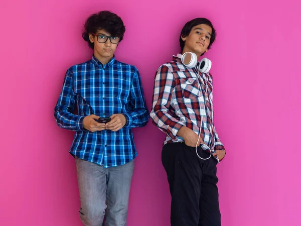 Arabic teenagers group portrait against pink wall — стоковое фото