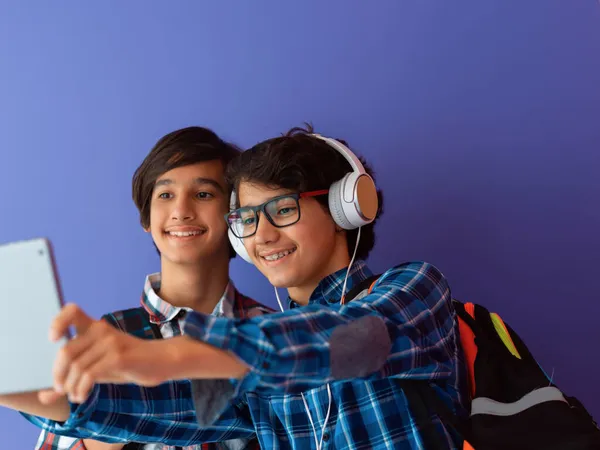 Arabski nastolatki jako zespół, studenci grupy pracujące razem nad projektem za pomocą laptopa i tabletu online klasie elearning koncepcji edukacyjnej fioletowy tle — Zdjęcie stockowe