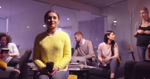 Portrét mladé podnikatelky jako vedoucího týmu, dívající se do kamery a usmívající se. Multietničtí kolegové v pozadí Rozmanitý tým v moderní open space startup kanceláři. Kvalitní fotografie — Stock video