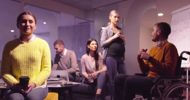 Portret van een jonge zakenvrouw als teamleider, kijkend naar camera en glimlachend. Multi-etnische collega 's op de achtergrond Diverse teams in moderne open ruimte startup office. Hoge kwaliteit foto — Stockvideo