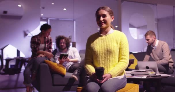 Retrato de una joven empresaria como líder de equipo mirando a la cámara y sonriendo. Compañeros multiétnicos en segundo plano Equipo diverso en la moderna oficina de inicio de espacios abiertos. Foto de alta calidad — Vídeos de Stock