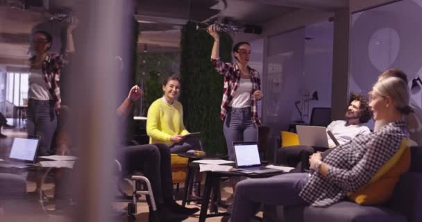 Behinderte Geschäftsleute im Rollstuhl bei der Arbeit in einem modernen Coworking-Büro im offenen Raum bei Teambesprechungen mit Virtual-Reality-Brillen und Drohnen-Simulation. Effektive Teamarbeit in einem Start-up-Unternehmen. — Stockvideo