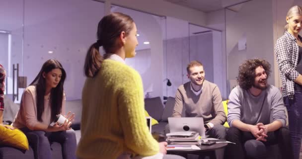 在现代合作开放空间办公室里，怀孕的商界女性领导着各种商业团队的创新会议，坐在轮椅上参加教育或商业培训的残疾同事 — 图库视频影像