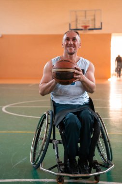 Modern bir spor salonunda basketbol oynayan bir savaş gazisinin fotoğrafı. Engelliler için spor kavramı. Yüksek kalite fotoğraf