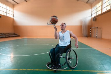 Modern bir spor salonunda basketbol oynayan bir savaş gazisinin fotoğrafı. Engelliler için spor kavramı. Yüksek kalite fotoğraf