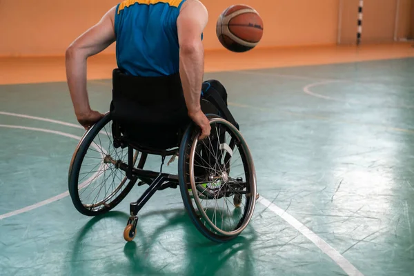 Foto Cerca Sillas Ruedas Veteranos Guerra Discapacitados Jugando Baloncesto Cancha — Foto de Stock