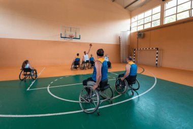 Engelli Savaşı ya da çalışma gazileri karışık ırk ve yaş basketbolu takımları spor salonunda antrenman maçı yapıyorlar. Özürlü insanlar rehabilitasyonu ve kapsama konsepti. Merhaba kaliteli fotoğraf.