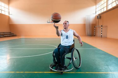 Modern bir spor salonunda basketbol oynayan bir savaş gazisinin fotoğrafı. Engelliler için spor kavramı. Yüksek kalite fotoğraf