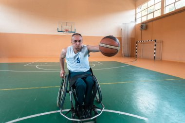 Modern bir spor salonunda basketbol oynayan bir savaş gazisinin fotoğrafı. Engelliler için spor kavramı. Yüksek kalite fotoğraf