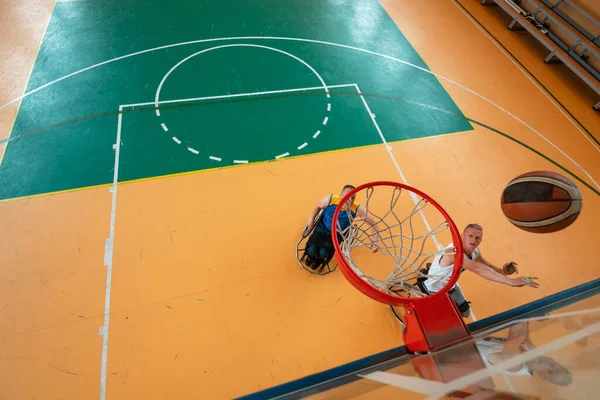 Foto Vista Superior Uma Pessoa Com Deficiência Jogando Basquete Indoor — Fotografia de Stock