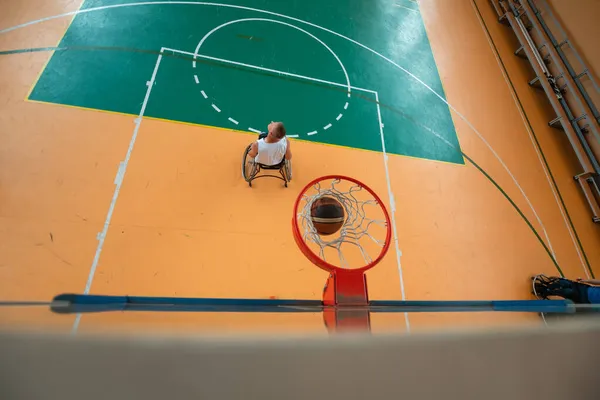 近代的なスポーツ場でバスケットボールをしていた退役軍人の写真です 障害者スポーツの概念 高品質の写真 選択的焦点 — ストック写真