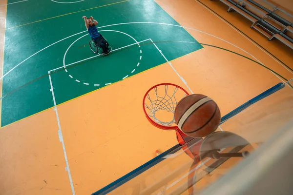 Φωτογραφία Ενός Ατόμου Αναπηρία Που Παίζει Μπάσκετ Εσωτερικούς Χώρους — Φωτογραφία Αρχείου